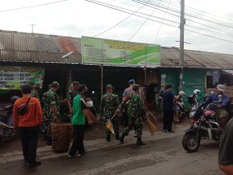 Menyambut Hari Juang TNI-AD ke-79 Anggota Koramil 0810/14 Gondang Gelar Bersih - Bersih Pasar Gondang