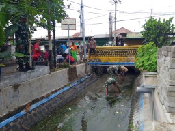 Warnai Hari Juang TNI-AD 2024 Koramil 0810/15 Rejoso Bersihkan Sungai dan Area Pasar Rejoso