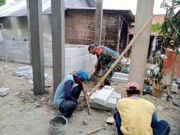 Tumbuhkan Budaya Gotong Royong, Babinsa Koramil 02 Bagor Bersama Warga Membantu Bangun Pondasi Rumah