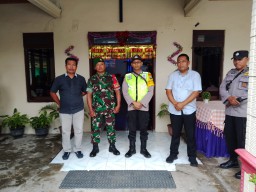 Babinsa Koramil 0810/15 Rejoso Bersinergi Amankan Ibadah Perayaan Natal GMI Anugerah Kec. Rejoso