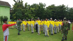 Babinsa Koramil 0810/06 Aktif Ke Sekolah Memberikan Materi Peraturan Baris Berbaris