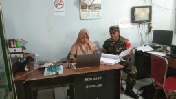Sertu Gaguk Babinsa Koramil 05/Sawahan melaksanakan Komunikasi sosial diwilayah binaan.