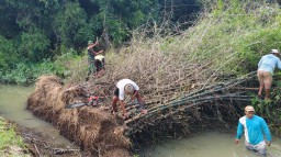 Cegah Banjir Babinsa Koramil 0810/10 Tanjunanom Bantu Warga Evakuasi Rumpun Bambu
