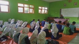 Tanamkan Ras Cinta Tanah Air . Babinsa Berikan Materi Wasbang Kepada Siswa SMP