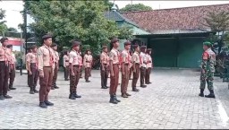 Babinsa Koramil  Kertosono Sertu Arif Wibowo melatih anggota Pramuka siswa-siswi dari beberapa SMA di Kecamatan Kertosono.