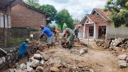 Babinsa Koramil 0810/18 Ngetos Bersama Warga Peduli Lingkungan Gotong Royong Memperbaiki Saluran Air Cegah Banjir