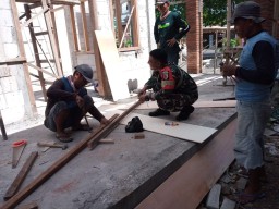 Wujud Mangunggal TNI - Rakyat Babinsa Koramil 0810/02 Bagor Bantu Pembuatan Mushola