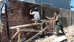 Bantu Kesulitan Warga Babinsa Koramil 0810/03 Loceret Bantu Rabat Rumah Warga