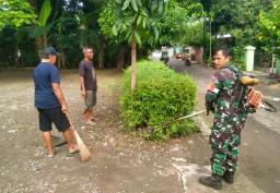 Karya Bakti Babinsa Koramil 02/Bagor Bersama Warga di Desa Petak