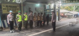 Babinsa Koramil 0810/05 Sawahan melaksanakan kegiatan pengamanan Perayaan Natal di wisata air terjun Sedudo di wilayah kecamatan Sawahan.