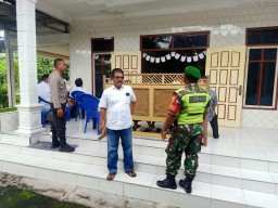 Berikan Rasa Aman Perayaan Natal 2024 Babinsa Koramil 0810/08 Baron Bersama Polri Amankan Gereja