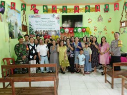 Senang Jemaat Gereja Pantekosta Ds. Klagen Kec. Rejoso Dijaga Babinsa Koramil 0810/15 Rejoso