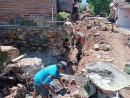 Antisipasi Banjir Babinsa Koramil 18 Ngetos Terjun Langsung Membantu Masyarakat Bangun Saluran Irigasi