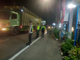 Dukung Kelancaran Dan Keamanan Dalam Rangka Perayaan Hari Raya Natal Dan Tahun Baru Babinsa Melaksanakan Pengamanan Di Pos Pantau
