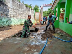 Peduli Lingkungan Babinsa Bersama Guru Dan Perangkat Desa Kerja Bakti Bersihkan Saluran Air Sekolah