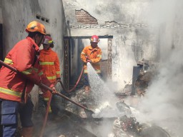 LPG Melon Bocor Rumah Sekaligus Toko Kelontong di Patianrowo Ludes Dilalap Api