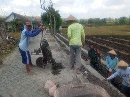 Babinsa Koramil 0810/02 Bagor Bantu Petani Buat Saluran Irigasi