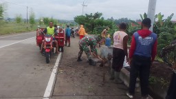 Wujud Kemanunggalan TNI Rakyat, Babinsa Koramil 0810/15 Rejoso Laksanakan Kerja Bakti Bersama Masyarakat