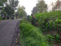Untuk Kelancaran Pengairaan, Babinsa Koramil 0810/20 Ngluyu LaksanakanMembuat Drainase Bersama Warga