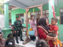 Wujudkan Balita Sehat, Babinsa Dampingi Petugas Kesehatan Berikan Layanan Posyandu