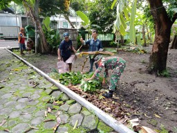 Peduli Lingkungan, Babinsa Bersama Warga Gotong Royong Bersihkan Rumput Kanan Kiri Jalan
