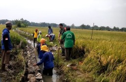 Babinsa Koramil Tanjunganom Bersama Warga Kerja Bakti Pembangunan Saluran Irigasi Lahan Sawah