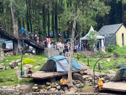 Ribuan Pengunjug Padati Jolotundo di Libur Nataru 2024 Pelayan Kewalahan Layani Pembeli