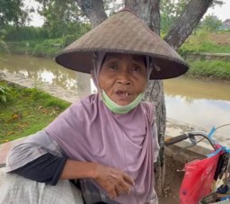 Dugaan Pemotongan Dana DBHCHT di Desa Jatirejo Loceret, Bantuan Nenek Suwarni Dipotong Rp 300 Ribu