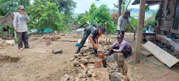 Ringankan Beban Warga, Babinsa Koramil 20 Ngluyu Kerja Bakti Membantu Pembangunan Rumah Warga