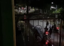 Viral! Tawuran Antarkelompok Perguruan di Nganjuk Terekam Handphone Warga