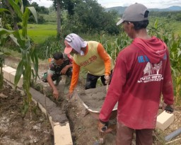 Babinsa Koramil Ngluyu Bersama Masyarakat Gotong Royong Membuat Jalan Setapak
