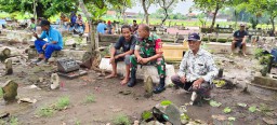 Wujud Rasa Empati Kepada Warganya, Babinsa Koramil Tanjunganom Mengikuti Prosesi Pemakaman Warganya Yang Meninggal