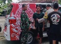 Kerap Mengganggu Pemuda ODGJ Di Ngeronggot Dievakuasi ke Rumah Sakit Menur Surabaya