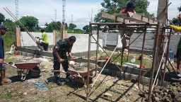 Bersama Rakyat, Babinsa Kerja Bakti Membantu Bangun Rumah Warga