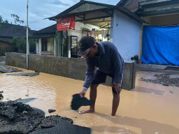 Aspal Baru Senilai 250 Juta di Pace Mengelupas Setelah Diterjang Banjir