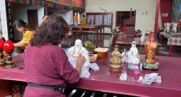 Tradisi Jelang Imlek, Kelenteng Hok Yoe Kiong Gelar Pembersihan dan Ritual Memandikan Patung Dewa