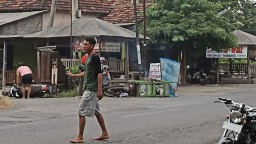 Rombong Bakso Terguling di Jalan Warujayeng-Nganjuk, Puluhan Bakso Berserakan, Tiga Orang Luka Ringan