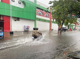 Banjir di Pasar Kertosono Mulai Berkurang Berkat Perbaikan Irigasi