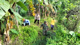 Peduli Lingkungan, Babinsa Koramil/19 Jatikalen Ajak Warga dan Perangkat Kerja Bhakti Bersama