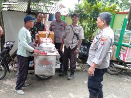 Maraknya Keracunan Makanan Babinsa Koramil 0810/18 Ngetos Sosialisasikan Makanan Higienis Pedagang Kaki Lima