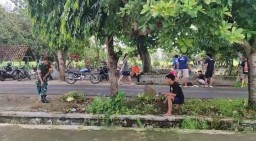 Babinsa Bersama Warga giat kerja bakti membersihkan sepanjang jalan di desa binaan