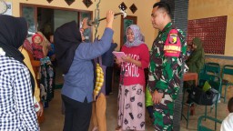 Babinsa Dampingan Imunisasi Balita Bersama Bidan Desa Di Wilayah Binaan