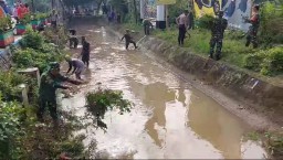Anggota Koramil 0810/03 Loceret Bersama Anggota Polsek Loceret Dan Masyarakat Sekitar Membersihkan Aliran Sungai Di Desa Jatirejo Kecamatan Loceret kabupaten Nganjuk