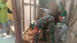 Bentuk Penguatan Kemanunggalan TNI Dengan Rakyat Babinsa Sawahan Dampingi Warganya Kerja Bakti