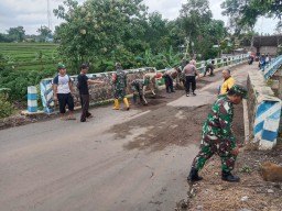 Anggota Koramil 18 Ngetos Bersama Instansi Terkait Dan Warga Gerak Cepat Melaksanakan Pembersihan Lumpur.