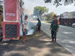 Basmi Sarang Nyamuk Aedes Aegypti, Babinsa Koramil 0810/15 Rejoso Dampingi Kegiatan Fogging