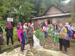 Babinsa Koramil 0810/18 Ngetos "Harus Sejak Dini Diberikan Pelajaran Pelestarian Alam"