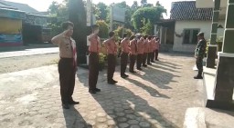 Membentuk Karakter Dan Disiplin Babinsa Melatih PBB Pramuka Di Makoramil 0810/09 Ngronggot