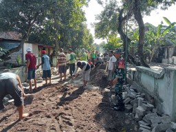 Penyemangat Bagi Warganya Babinsa Koramil 15 Rejoso Ikut Gotong Royong Pasang Paving Block