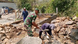 Kedekatan Babinsa Bersama Masyarakat, Dalam Karya Bakti Pembuatan Saluran Irigasi